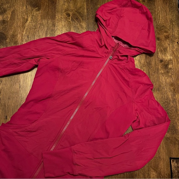 Lululemon In Flux Jacket in Cranberry Zip Up Red with Hood Size 8 - Picture 3 of 14